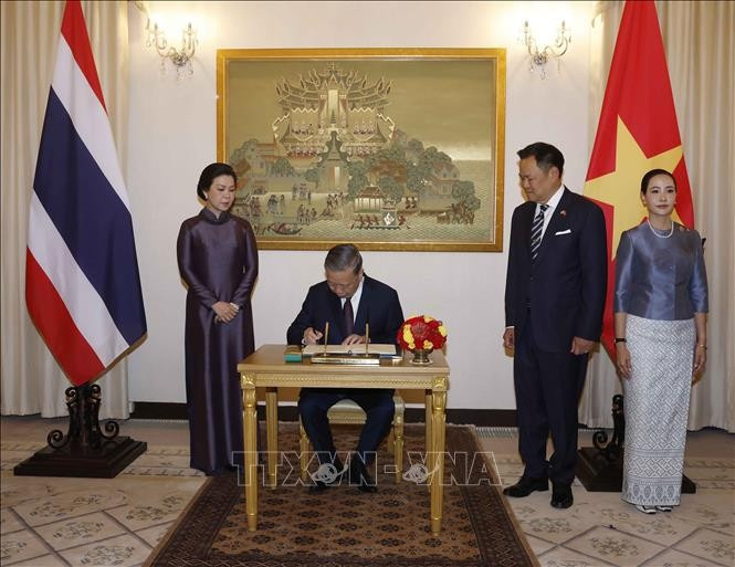 Tổng Bí thư, Chủ tịch nước Tô Lâm ký sổ lưu niệm. Ảnh: Thống Nhất/TTXVN Tổng Bí thư, Chủ tịch nước Tô Lâm ký sổ lưu niệm. Ảnh: Thống Nhất/TTXVN