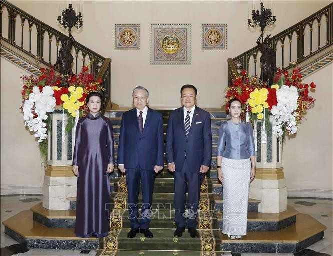 Tổng Bí thư, Chủ tịch nước Tô Lâm và Phu nhân cùng Thủ tướng Thái Lan Anutin Charnvirakul và Phu nhân chụp ảnh chung. Ảnh: Thống Nhất/TTXVN Tổng Bí thư, Chủ tịch nước Tô Lâm và Phu nhân cùng Thủ tướng Thái Lan Anutin Charnvirakul và Phu nhân chụp ảnh chung. Ảnh: Thống Nhất/TTXVN