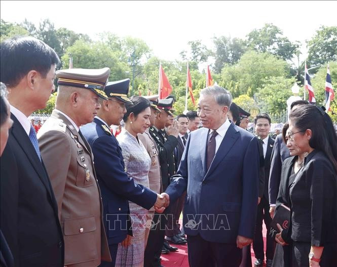 Tổng Bí thư, Chủ tịch nước Tô Lâm với thành viên đoàn đại biểu cấp cao Thái Lan dự Lễ đón. Ảnh: Thống Nhất/TTXVN Tổng Bí thư, Chủ tịch nước Tô Lâm với thành viên đoàn đại biểu cấp cao Thái Lan dự Lễ đón. Ảnh: Thống Nhất/TTXVN