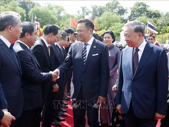 Tổng Bí thư, Chủ tịch nước Tô Lâm giới thiệu với Thủ tướng Anutin Charnvirakul thành viên đoàn đại biểu cấp cao Việt Nam dự Lễ đón. Ảnh: Thống Nhất/TTXVN Tổng Bí thư, Chủ tịch nước Tô Lâm giới thiệu với Thủ tướng Anutin Charnvirakul thành viên đoàn đại biểu cấp cao Việt Nam dự Lễ đón. Ảnh: Thống Nhất/TTXVN