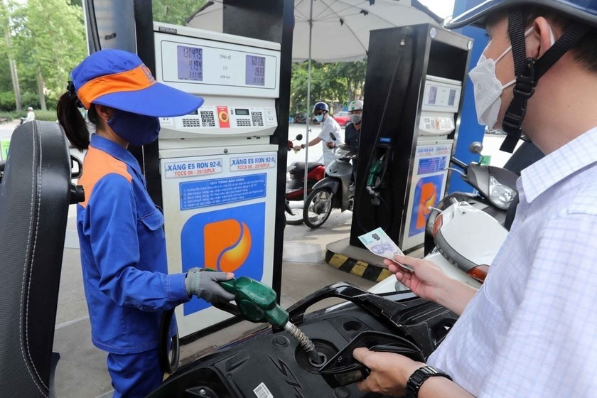 Từ 15h hôm nay (28/5), giá xăng trong nước giảm hơn 1.000 đồng/lít. Ảnh minh họa xang-dau-1.jpg