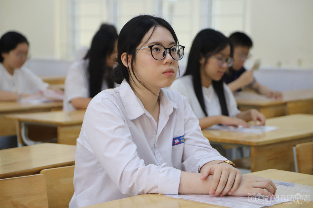 Học sinh tập trung ghi nhớ những lưu ý quan trọng trước ngày thi chính thức. clo_br_img-2317.jpg