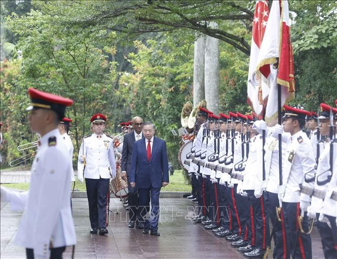 Tổng Bí thư, Chủ tịch nước Tô Lâm và Tổng thống Singapore Tharman Shanmugaratnam duyệt Đội danh dự. Ảnh: Thống Nhất/TTXVN