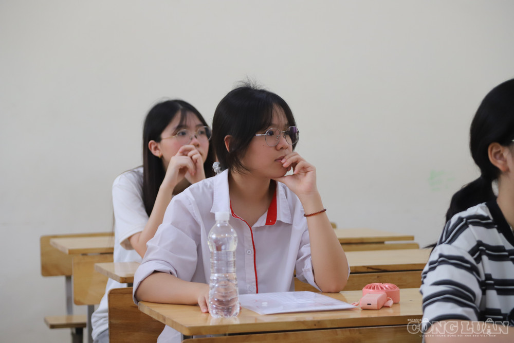 Thí sinh chăm chú theo dõi các lưu ý về vật dụng được mang vào phòng thi. clo_br_img-2268.jpg