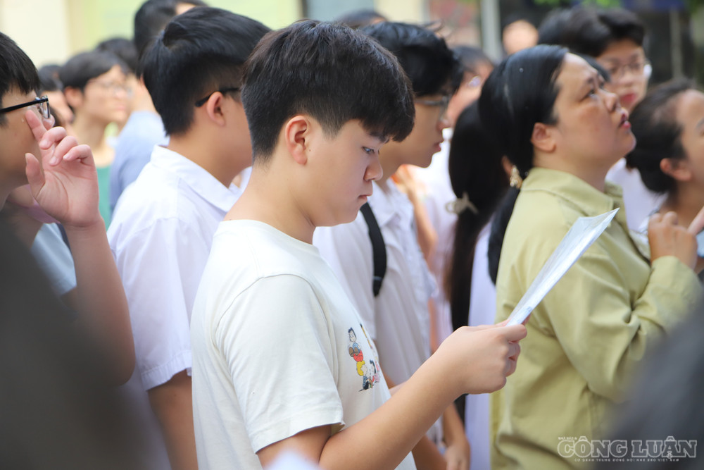 Học sinh kiểm tra thông tin cá nhân trước ngày thi chính thức. clo_br_img-2045.jpg