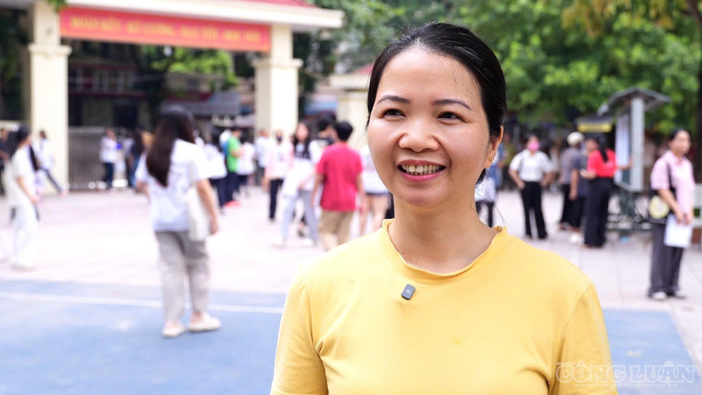 Chị Nguyễn Thị Nga, phường Cầu Giấy mong con giữ tâm lý thoải mái để làm bài tốt nhất. clo_br_z7877773565712-f23de5f812edbc68d10681398e0b3ddd.jpg