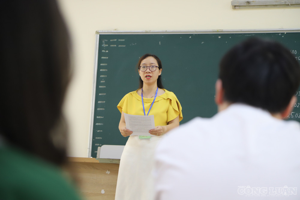 Giám thị phổ biến quy định phòng thi cho thí sinh trước kỳ thi. clo_br_img-2227.jpg