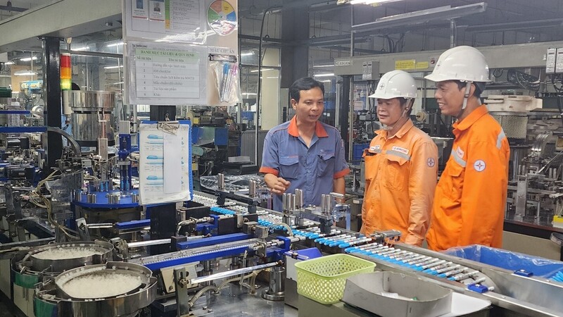 Nhân viên ngành điện TP. Hồ Chí Minh tăng cường tuyên truyền, vận động thực hiện sử dụng điện an toàn, tiết kiệm đến người dân, doanh nghiệp. Ảnh: EVNHCMC.