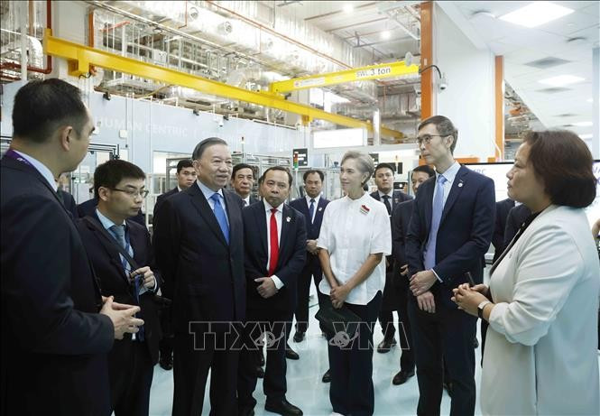 Tổng Bí thư, Chủ tịch nước Tô Lâm thăm Nhà máy mẫu cho công nghệ sản xuất tiên tiến của Singapore. Ảnh: Thống Nhất/TTXVN 2.jpg