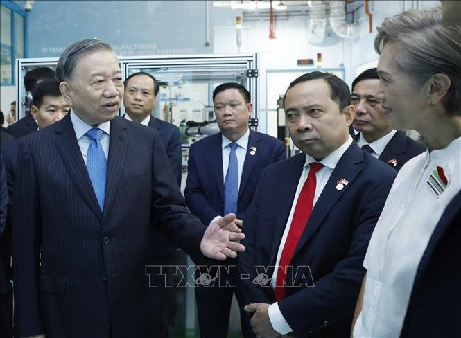 Tổng Bí thư, Chủ tịch nước Tô Lâm thăm Nhà máy mẫu cho công nghệ sản xuất tiên tiến của Singapore. Ảnh: Thống Nhất/TTXVN 5.jpg