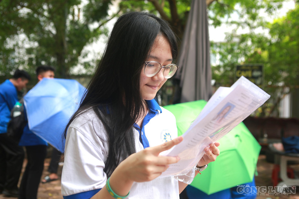 Em Nguyễn Vũ Phương Vy, học sinh Trường THCS Hoàng Mai, cho biết đề thi năm nay khá vừa sức và không có câu hỏi nào quá khó đối với học sinh đã ôn tập kỹ. "Em thấy đề bám sát những dạng bài đã được thầy cô hướng dẫn và luyện tập trước đó. Chỉ cần làm đầy đủ các ý, trình bày rõ ràng là có thể hoàn thành tốt bài thi. Trong quá trình làm bài em khá tự tin vì đã được ôn luyện kỹ ở trường. Sau khi hoàn thành, em cũng dành thời gian đọc lại để tránh thiếu ý hoặc sai sót. Em dự đoán mình có thể đạt từ 8 điểm trở lên", Phương Vy nói. clo_br_6r4a4901.jpg