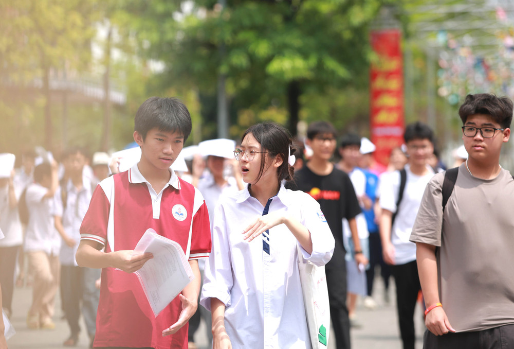 Không khí trước cổng trường khá vui vẻ khi các em hào hứng trao đổi đáp án cùng bạn bè về bài làm của mình. 6r4a4806.jpg
