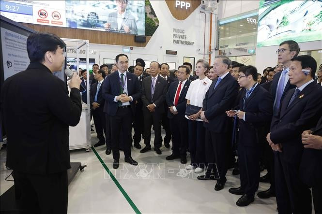 Tổng Bí thư, Chủ tịch nước Tô Lâm thăm Nhà máy mẫu cho công nghệ sản xuất tiên tiến của Singapore. Ảnh: Thống Nhất/TTXVN 6.jpg
