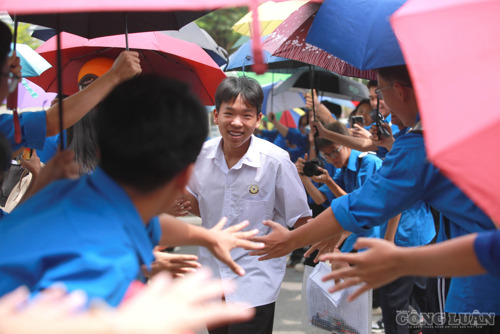 Không khí tại cổng trường rất náo nhiệt, chào đón thí sinh ra đầu tiên sau khi kết thúc bài thi môn Ngữ văn. clo_br_6r4a4682.jpg