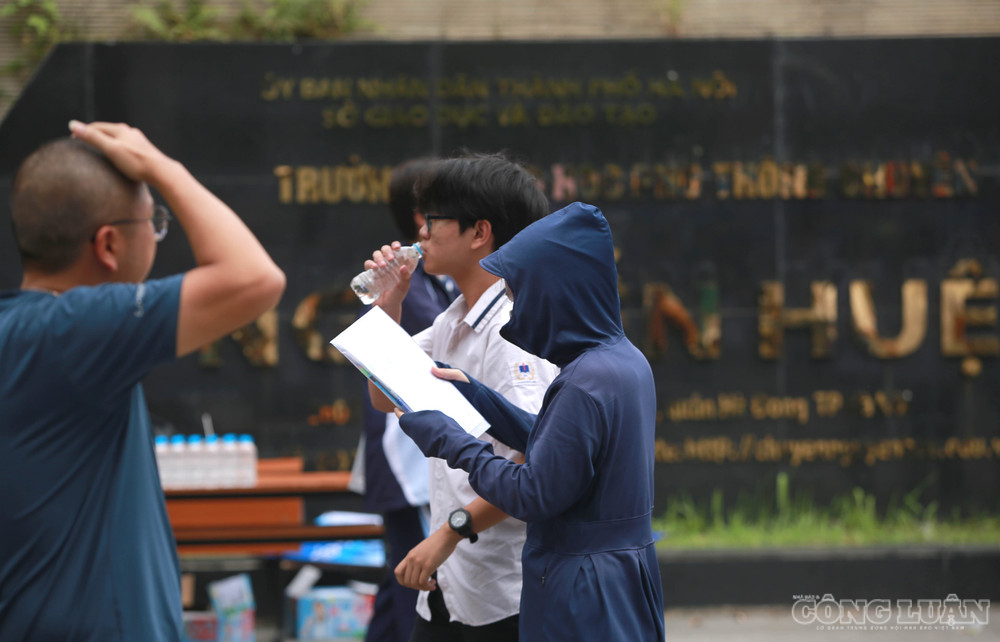 Theo kế hoạch của Sở Giáo dục và Đào tạo Hà Nội, điểm thi và điểm chuẩn tuyển sinh lớp 10 dự kiến sẽ được công bố từ ngày 19 đến 22/6 trên cổng thông tin của Sở và cổng tuyển sinh đầu cấp của thành phố. clo_br_6r4a4861.jpg