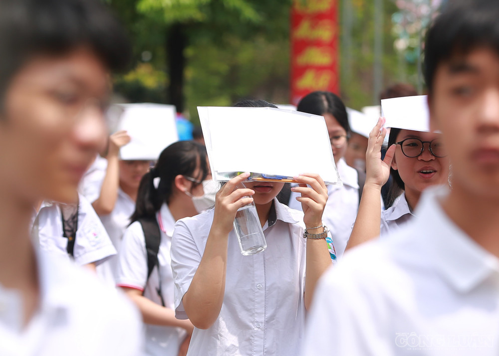 Em Nguyễn Phương Thảo, học sinh Trường THCS Đỗ Ngọc Du, nhận xét đề thi năm nay có cấu trúc tương đồng với các đề ôn tập mà giáo viên đã hướng dẫn trước đó nên không quá bất ngờ khi làm bài. Phương Thảo nói: "Em thấy đề thi khá vừa sức. Các dạng câu hỏi đều quen thuộc với quá trình ôn tập ở trường. Có một số câu yêu cầu nêu ý nghĩa khiến em phải dành nhiều thời gian suy nghĩ và triển khai hơn, nhưng nhìn chung em hoàn thành được toàn bộ bài thi. Theo đánh giá của em, đề phù hợp với năng lực học sinh và không quá khó. Em hy vọng sẽ đạt khoảng từ 7,5 đến 8 điểm". clo_br_6r4a4810.jpg