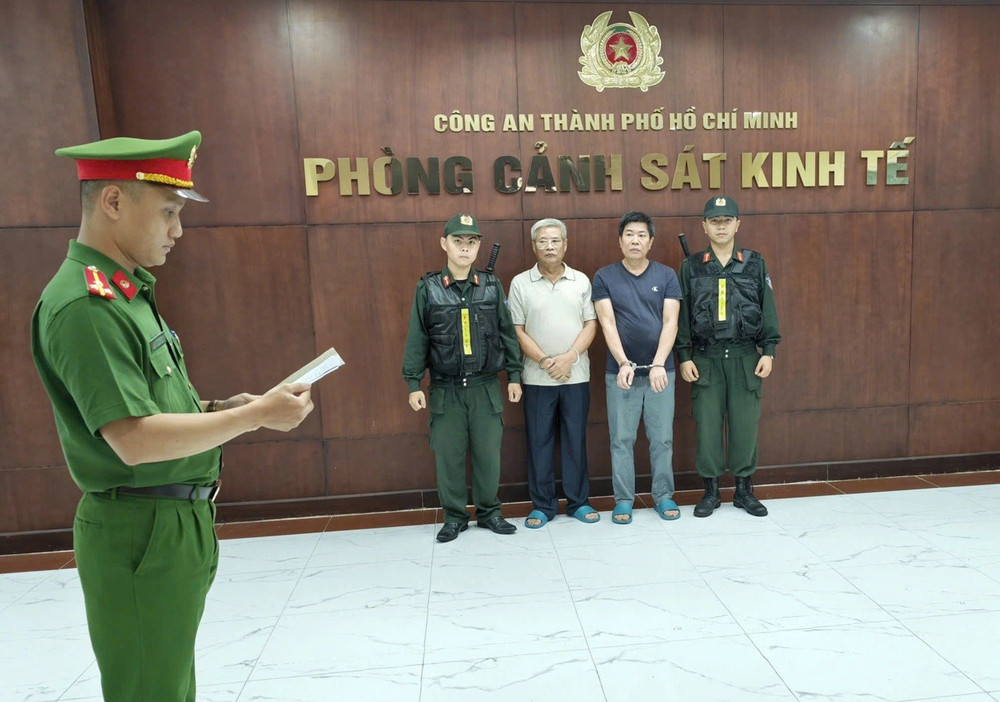 2 đối tượng tại cơ quan công an - Ảnh: Công an TP Hồ Chí Minh. 1000051989.jpg