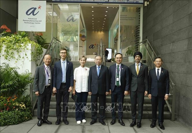 Tổng Bí thư, Chủ tịch nước Tô Lâm thăm Nhà máy mẫu cho công nghệ sản xuất tiên tiến của Singapore. Ảnh: Thống Nhất/TTXVN 8.jpg