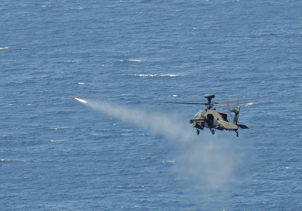 Trực thăng Apache của quân đội Mỹ bắn tên lửa Hellfire. Ảnh: Quân đội Mỹ helf.jpg