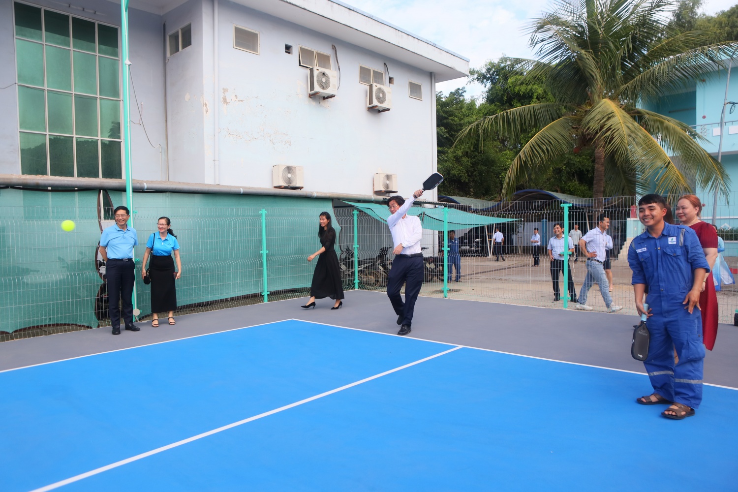 Chủ tịch Công đoàn Petrovietnam Nguyễn Mạnh Kha kiểm tra chất lượng sân Pickleball và tham gia giao lưu cùng NLĐ tại đơn vị.