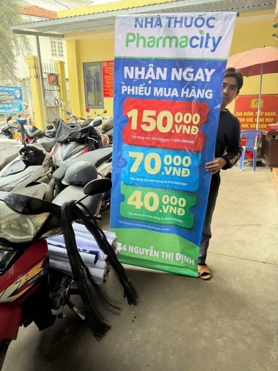 TP. HCM: Công an phường Cát Lái xử lý hai người treo biển quảng cáo Pharmacity trái phép, buộc tháo dỡ trên các tuyến đường ảnh 1 img-7902.jpg
