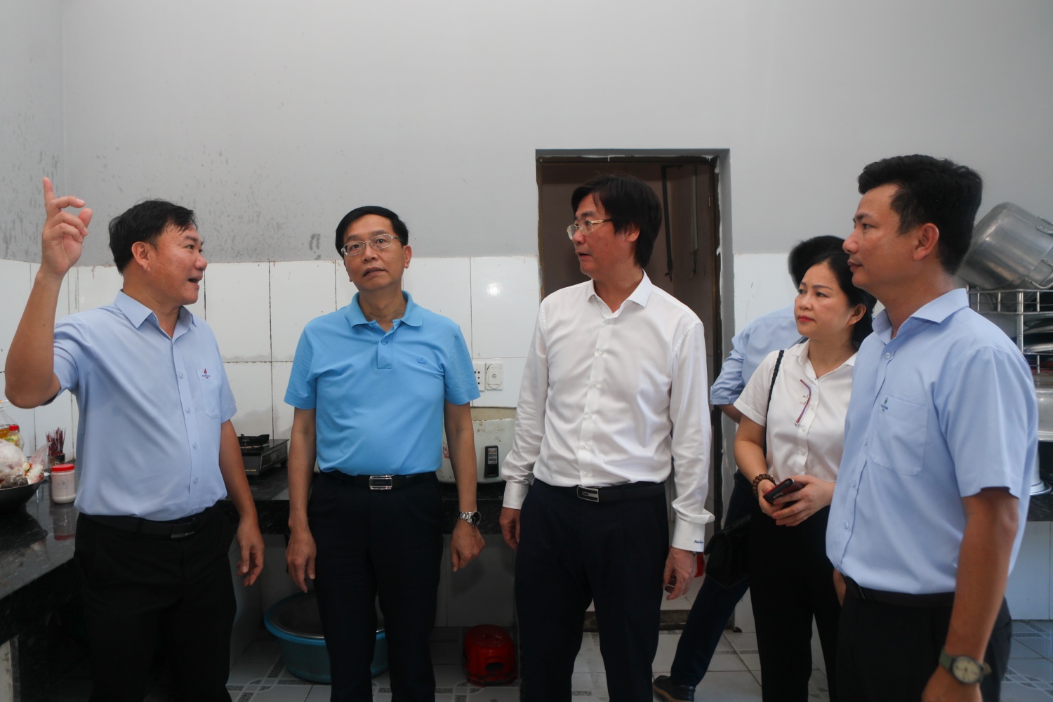 Đại diện Petrovietnam, Công đoàn Petrovietnam kiểm tra, khảo sát khu vực nhà bếp tại PMS.