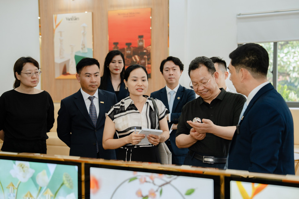 Ông Tôn Tân Quân - Bí thư Quận ủy Quận Đông Thành (thứ hai từ phải sang) cùng phái đoàn cấp cao Bắc Kinh trải nghiệm các dòng sản phẩm đặc trưng của SCC tại buổi làm việc. 1000048216.jpg
