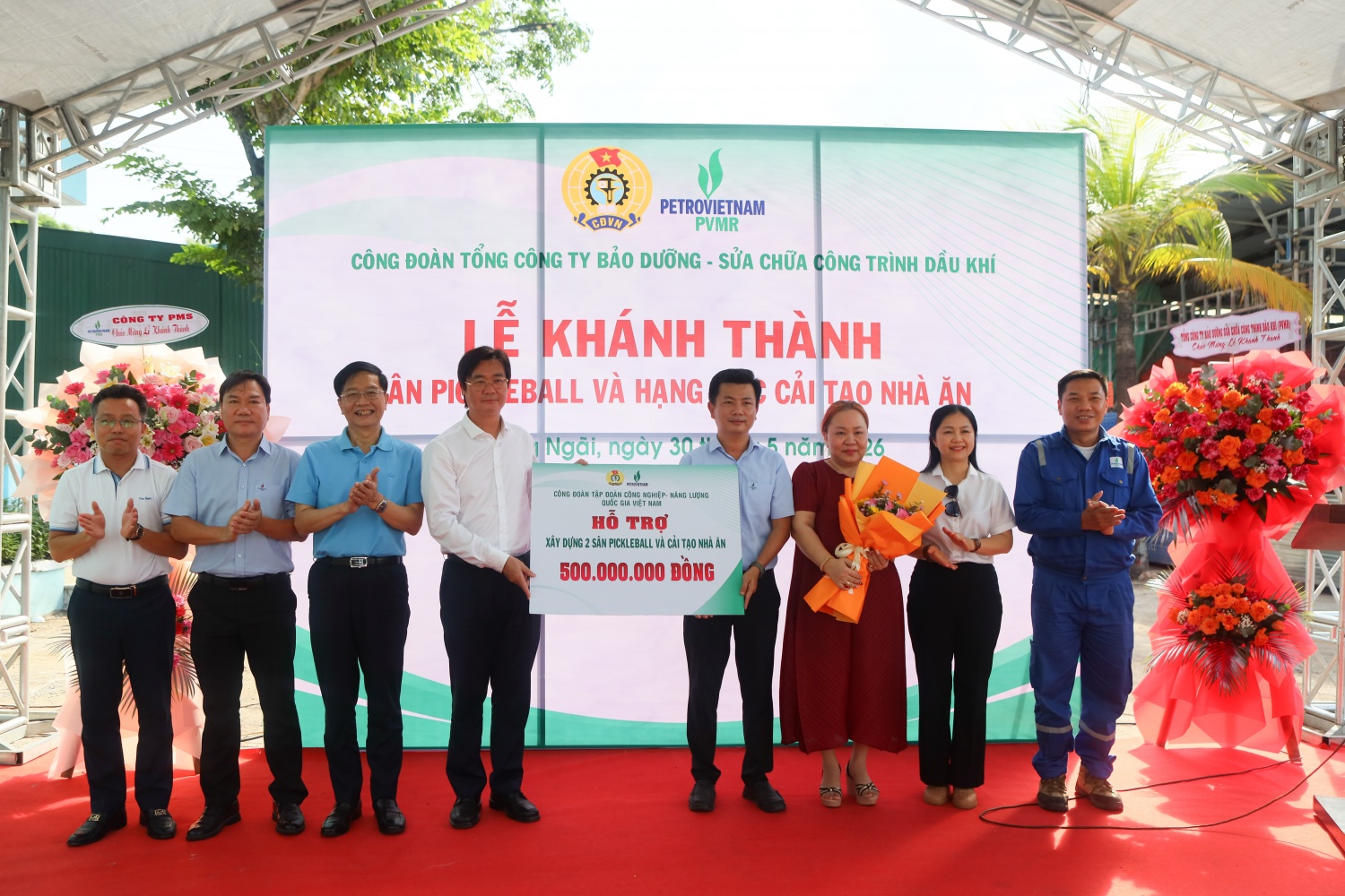 Đại diện Công đoàn Petrovietnam trao biển tượng trưng hỗ trợ số tiền 500 triệu đồng cho PVMR thực hiện các công trình phúc lợi tại khu vực miền Trung.