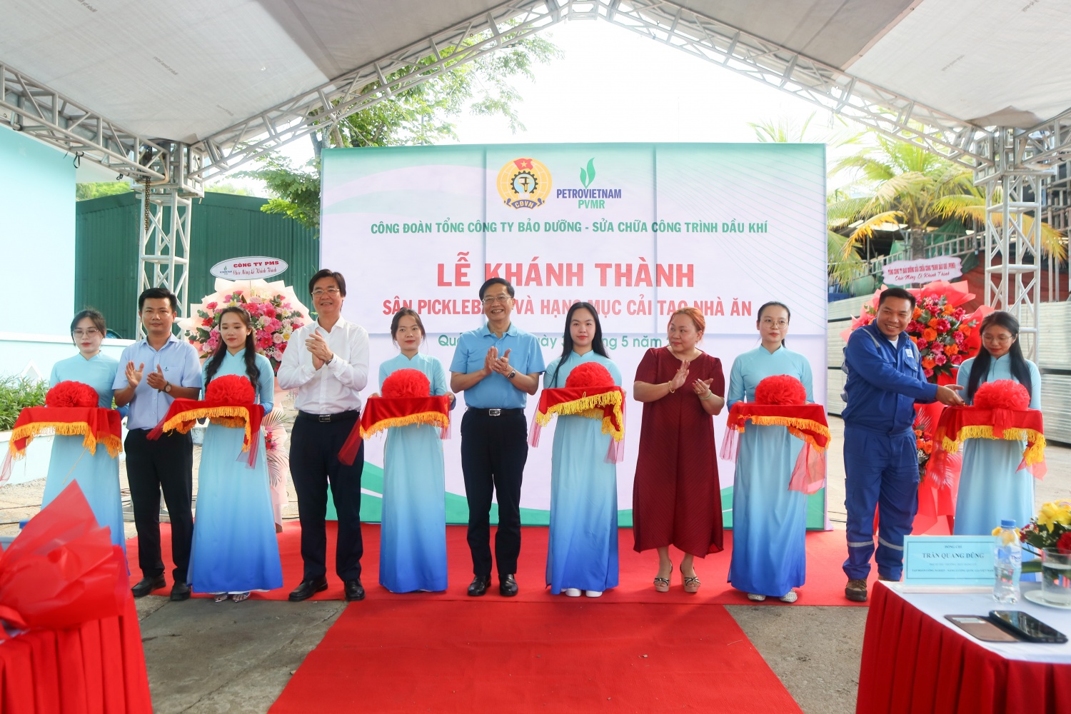 Các đại biểu thực hiện nghi thức cắt băng khánh thành sân Pickleball và cải tạo nhà ăn phục vụ NLĐ thuộc PVMR tại khu vực miền Trung.