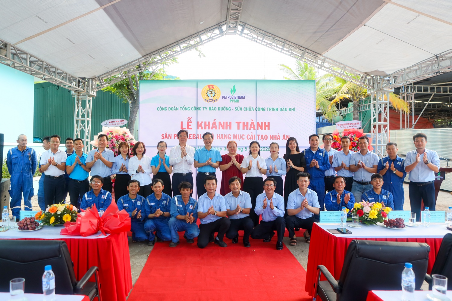Đông đảo NLĐ đơn vị PMS hào hứng, bày tỏ niềm vui với các hạng mục công trình phúc lợi vừa được Công đoàn Petrovietnam hỗ trợ thực hiện.