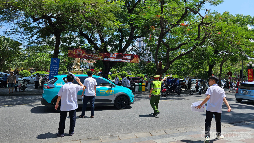 Lực lượng công an căng mình điều tiết giao thông, đảm bảo an toàn nơi cổng trường thi. clo_br_1000223651.jpg