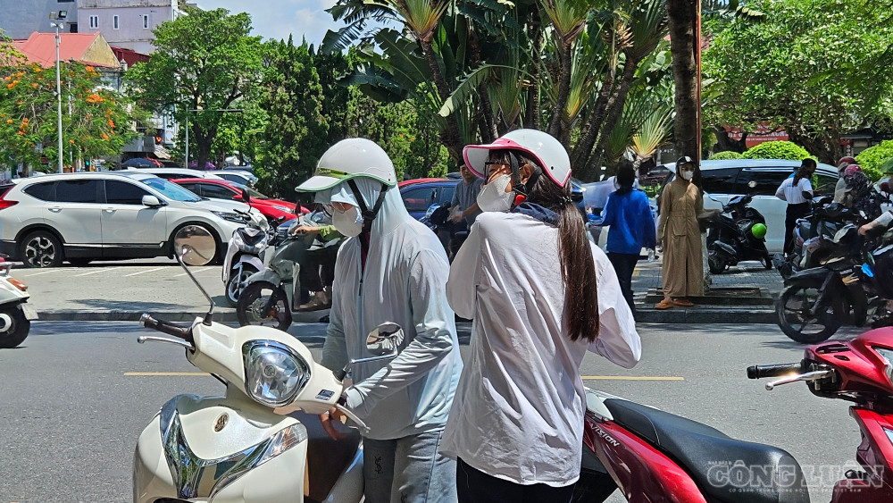 Phụ huynh kiên nhẫn chờ đợi, đưa đón con đi thi. clo_br_1000223658.jpg