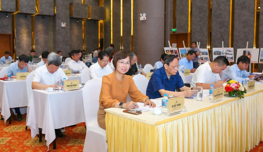 Các giám khảo làm việc với tinh thần khách quan, trách nhiệm để lựa chọn những tác phẩm xuất sắc nhất. z7887523191743-2ddf307857b9ab391278c7be4db96486.jpg