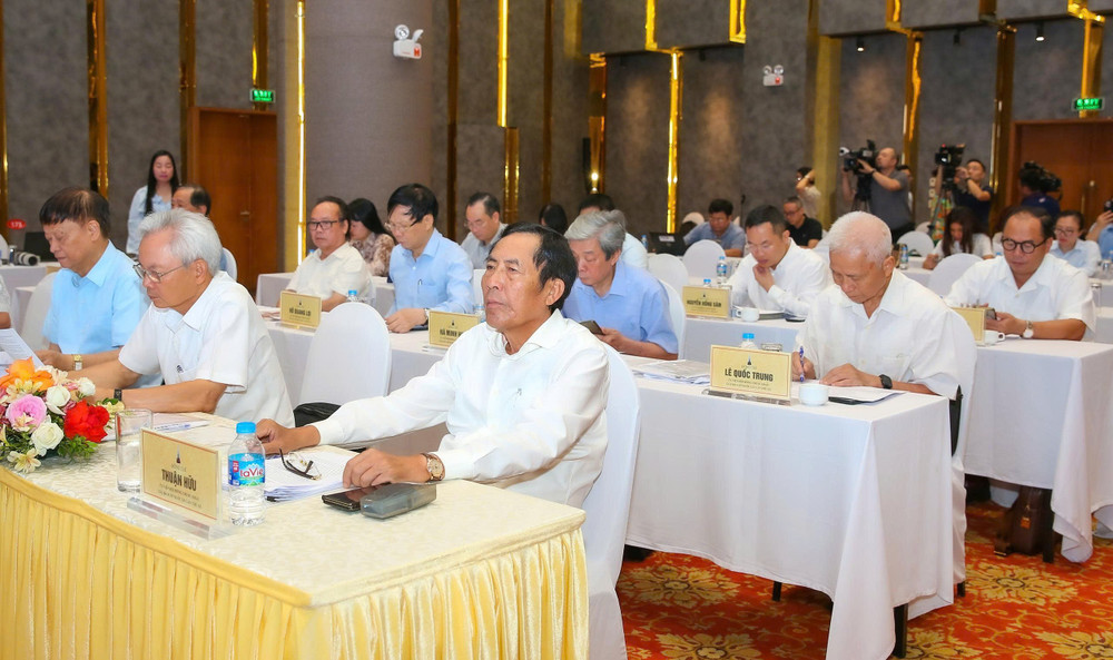 Hội đồng chung khảo tiến hành chấm, thẩm định các tác phẩm vào vòng cuối của giải thưởng. z7887523063636-09ea827eafd95f000f2918c2b3093595.jpg