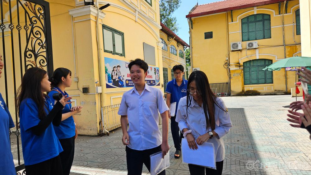 Ra khỏi điểm thi, do làm bài tốt nên đa số các thí sinh đều cười rất tươi. clo_br_1000223643.jpg