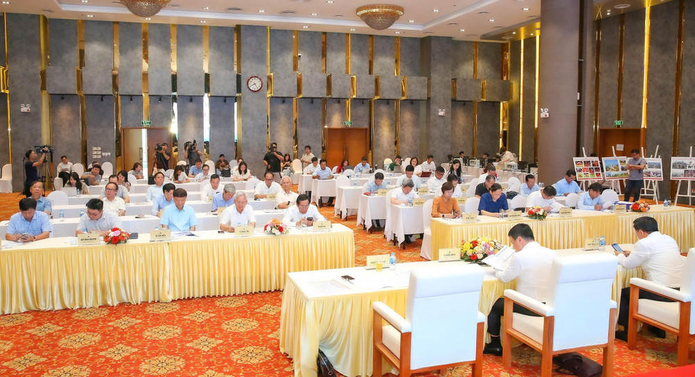Quang cảnh phiên họp. z7887523349098-1391d5d448a788b3d9284c3a878a36d8.jpg