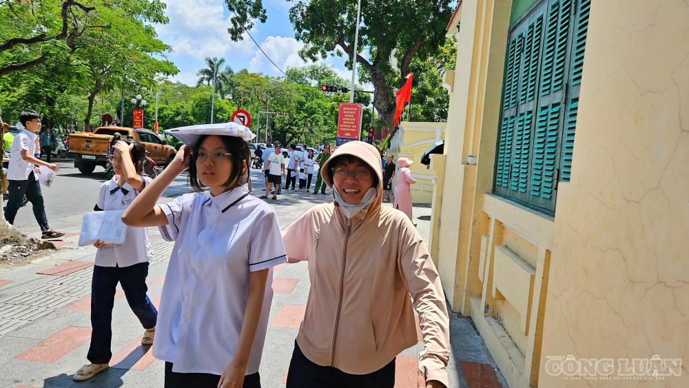 Phụ huynh vui mừng khi con báo làm bài thi tốt. clo_br_1000223654.jpg