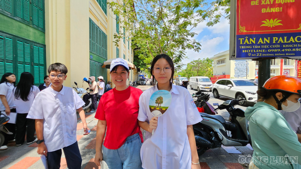 Thí sinh Vũ Minh Ngọc - Trường THCS Hoa Động thi tại điểm trường THPT Ngô Quyền tự tin đạt điểm 8 môn Ngữ văn. clo_br_1000223660.jpg