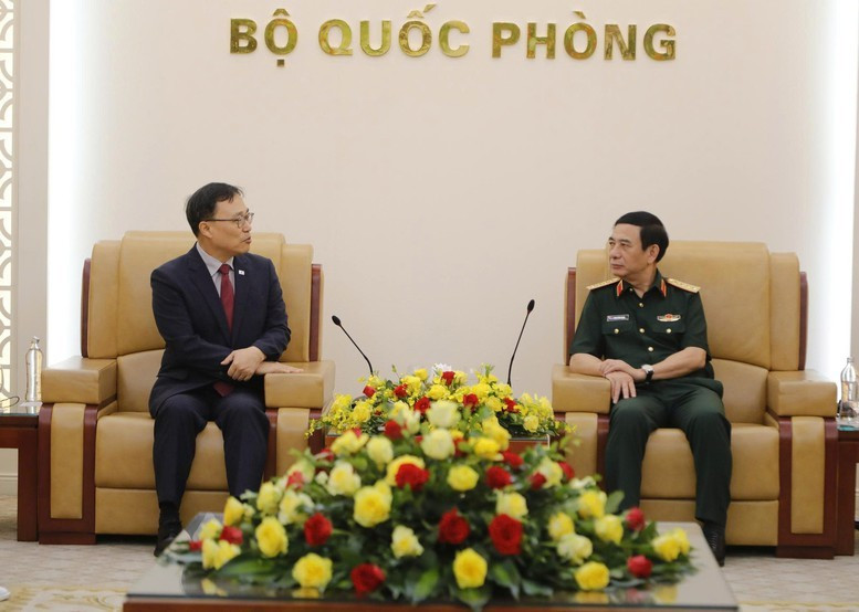 Phó Thủ tướng, Bộ trưởng Bộ Quốc phòng Phan Văn Giang tiếp Đại sứ Hàn Quốc tại Việt Nam Choi Young Sam - Ảnh: VGP Phó Thủ tướng, Bộ trưởng Bộ Quốc phòng Phan Văn Giang tiếp Đại sứ Hàn Quốc tại Việt Nam Choi Young Sam - Ảnh: VGP