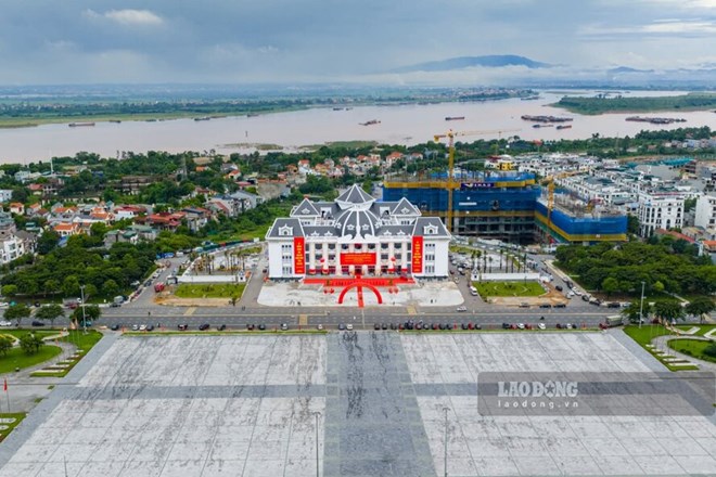 Phường Việt Trì cũng vừa triển khai công tác lựa chọn nhà thầu thi công dự án Hệ thống đèn chiếu sáng, trang trí, đài phun nước khu vực Quảng trường Hùng Vương. Ảnh: Tô Công