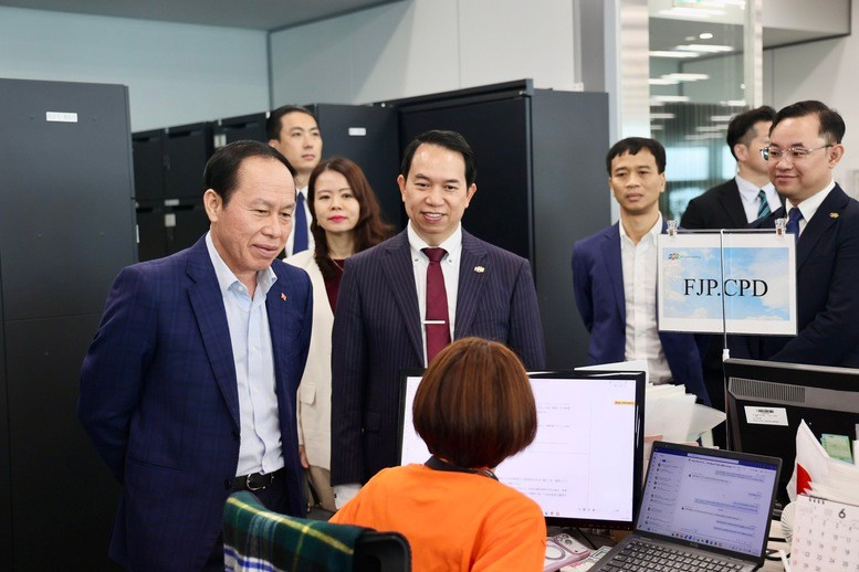 Phó Thủ tướng Lê Tiến Châu thăm hỏi cán bộ, nhân viên công ty FPT tại Nhật Bản - Ảnh: VGP
