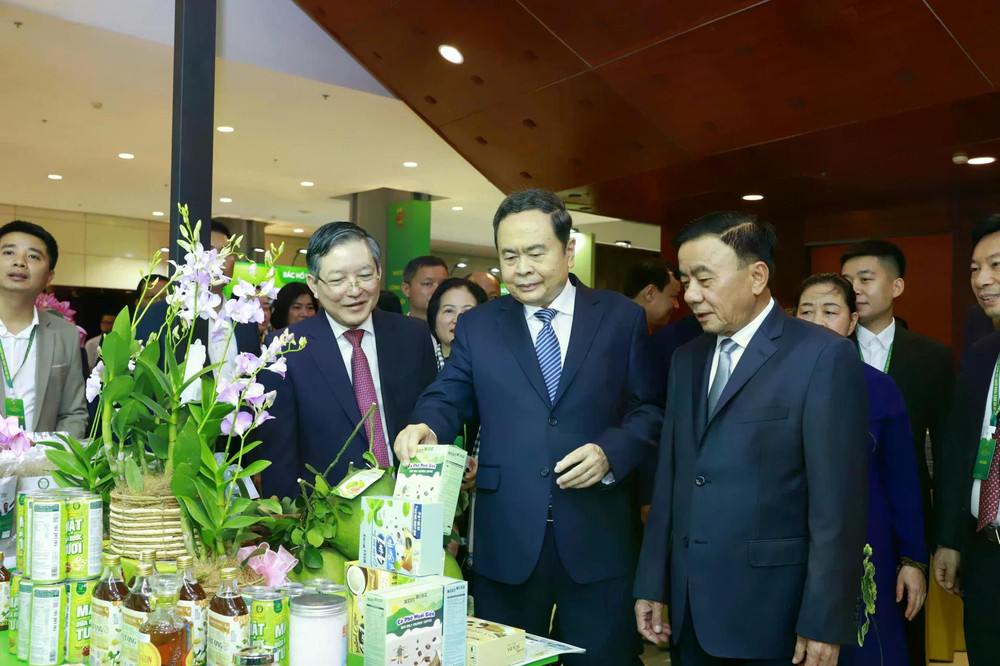 Ủy viên Bộ Chính trị, Chủ tịch Quốc hội Trần Thanh Mẫn; Ủy viên Bộ Chính trị, Thường trực Ban Bí thư Trần Cẩm Tú; Ủy viên Trung ương Đảng, Chủ tịch Trung ương Hội Nông dân Việt Nam Lương Quốc Đoàn ấn tượng với các nông sản, đặc sản của nông dân giới thiệu bên lề Đại hội IX. Ảnh: Phạm Hưng/ Dân Việt dai-hoi-ix1-0816.jpg