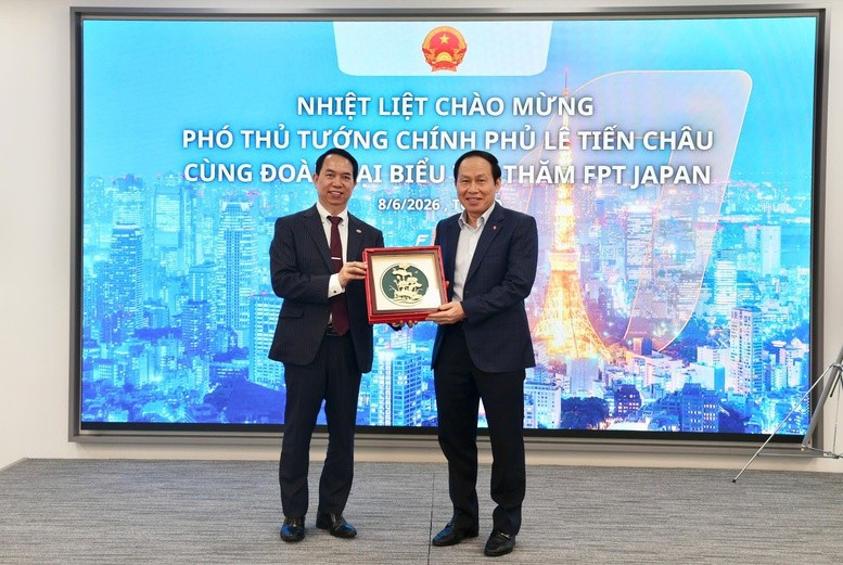 Phó Thủ tướng Lê Tiến Châu trao quà lưu niệm tặng công ty FPT tại Nhật Bản - Ảnh: VGP