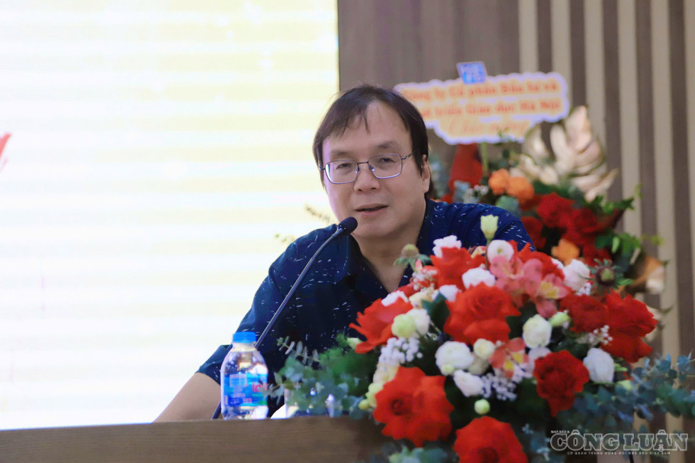 Nhà thơ Nguyễn Tiến Thanh, Chủ tịch Hội đồng thành viên, Tổng Giám đốc NXBGDVN phát biểu tại buổi lễ. clo_br_z7916737629218-961487c5c11dcf1dc93255f33ea1dbfa.jpg
