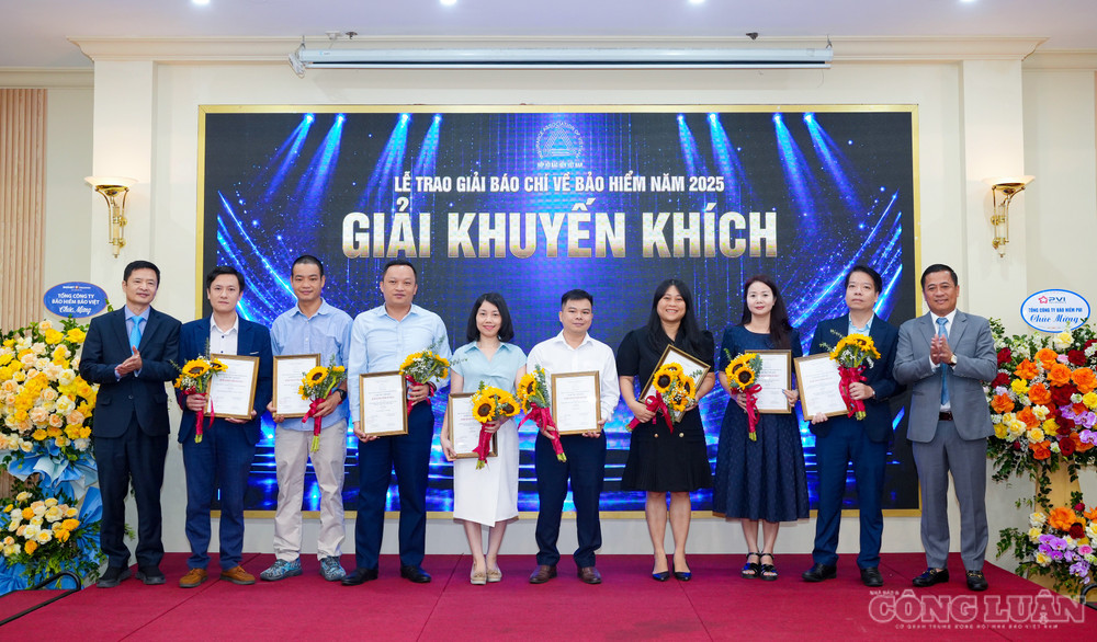 clo_br_lanh-a-ao-hia-p-ha-i-bao-hia-m-via-t-nam-trao-giai-cho-cac-tac-gia-a-at-giai-kk.jpg