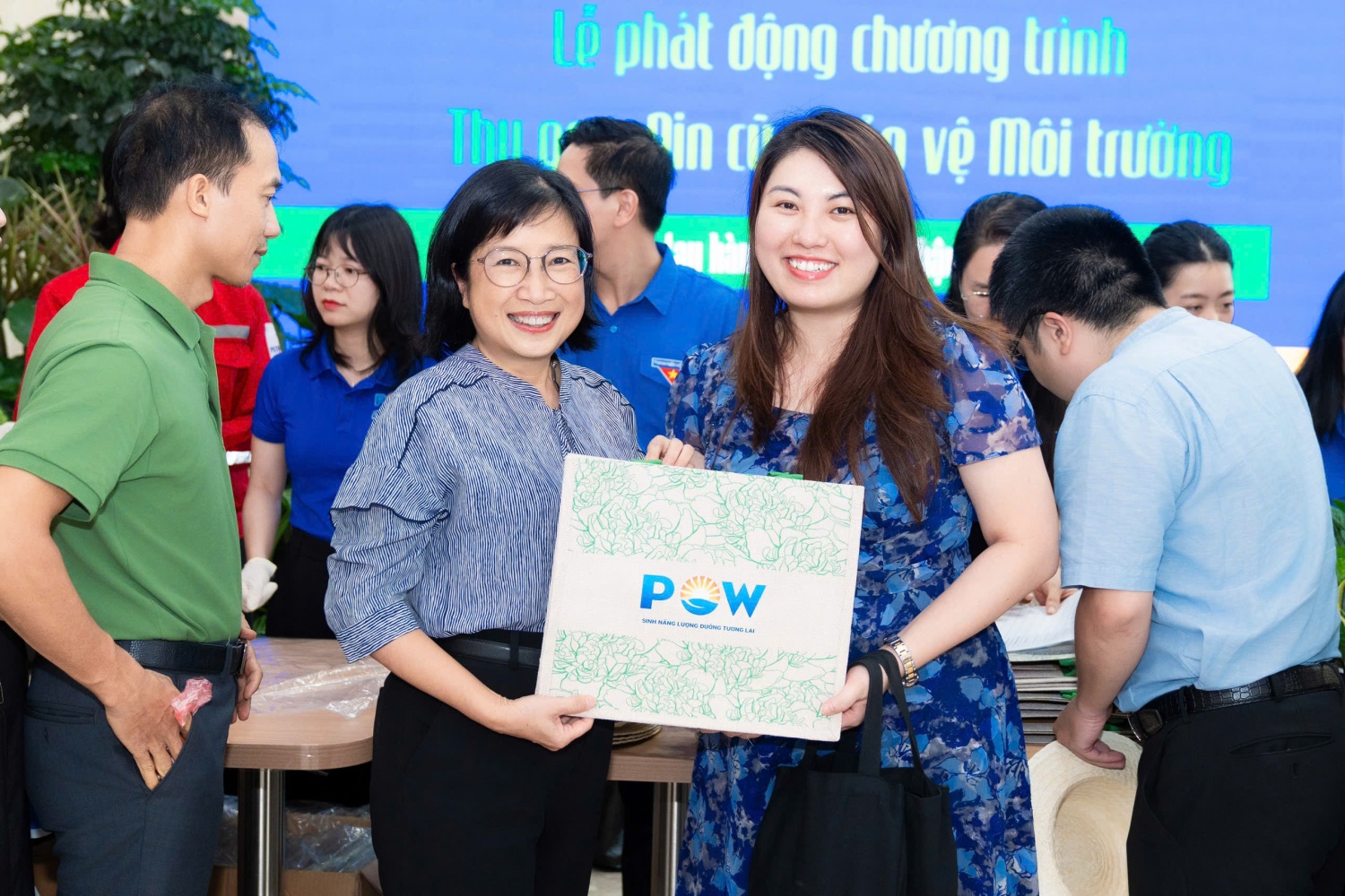 Bà Nguyễn Hoàng Yến – Thành viên Hội đồng quản trị PV Power (bên phải) trao quà đổi từ pin cũ
