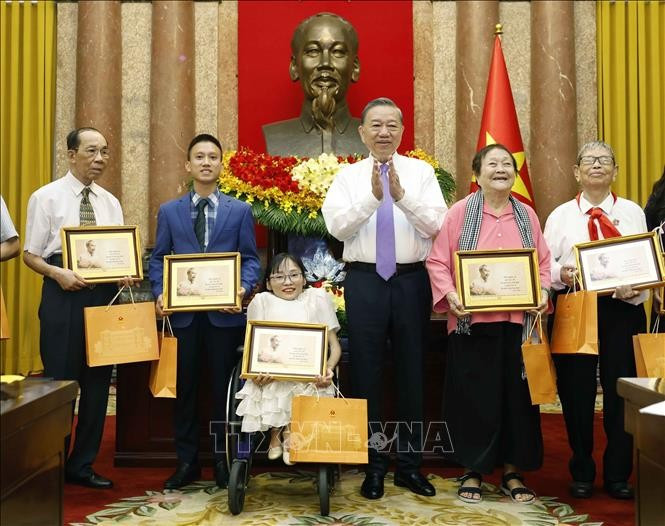 Tổng Bí thư, Chủ tịch nước Tô Lâm tặng quà cho các đại biểu. Ảnh: Thống Nhất/TTXVN.
