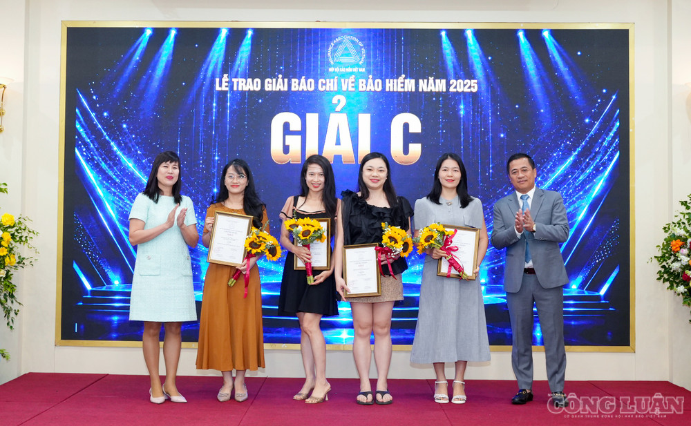 clo_br_ba-la-hng-ly-ay-vian-bch-hia-p-ha-i-bao-hia-m-via-t-nam-va-ang-nguya-n-phong-cam-pha-ta-ng-th-ka-iav-trao-giai-cho-cac-tac-gia-a-at-giai-c.jpg