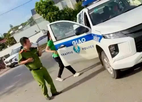 CSGT dùng xe chuyên dụng đến tận nhà động viên, chở nữ sinh đến điểm thi đúng giờ (ảnh CA) z7924280705395-2a280d096a9c9e9615c3a08f45edc132.jpg