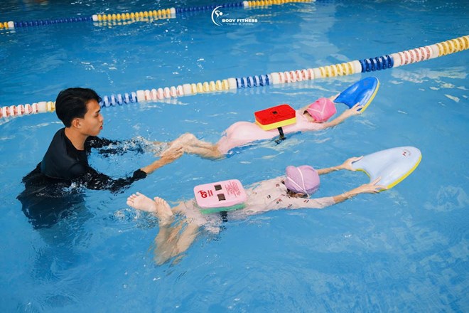 Bộ GDĐT khẳng định không có quy định bắt buộc học sinh lớp 5 phải có chứng chỉ bơi lội khi xét hoàn thành chương trình tiểu học và chuyển lên cấp THCS. Ảnh minh họa: Thùy Trang